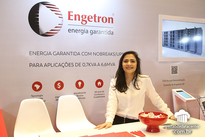 Letícia Ahouagi, gerente de Marketing da Engetron no estande da empresa, 12º Congresso RTI de Data Centers